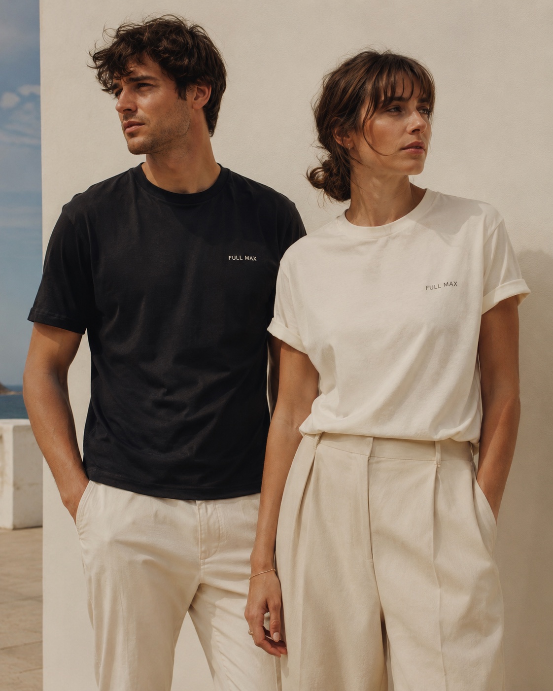 Deux silhouettes portant les t-shirts noir et blanc Full Max