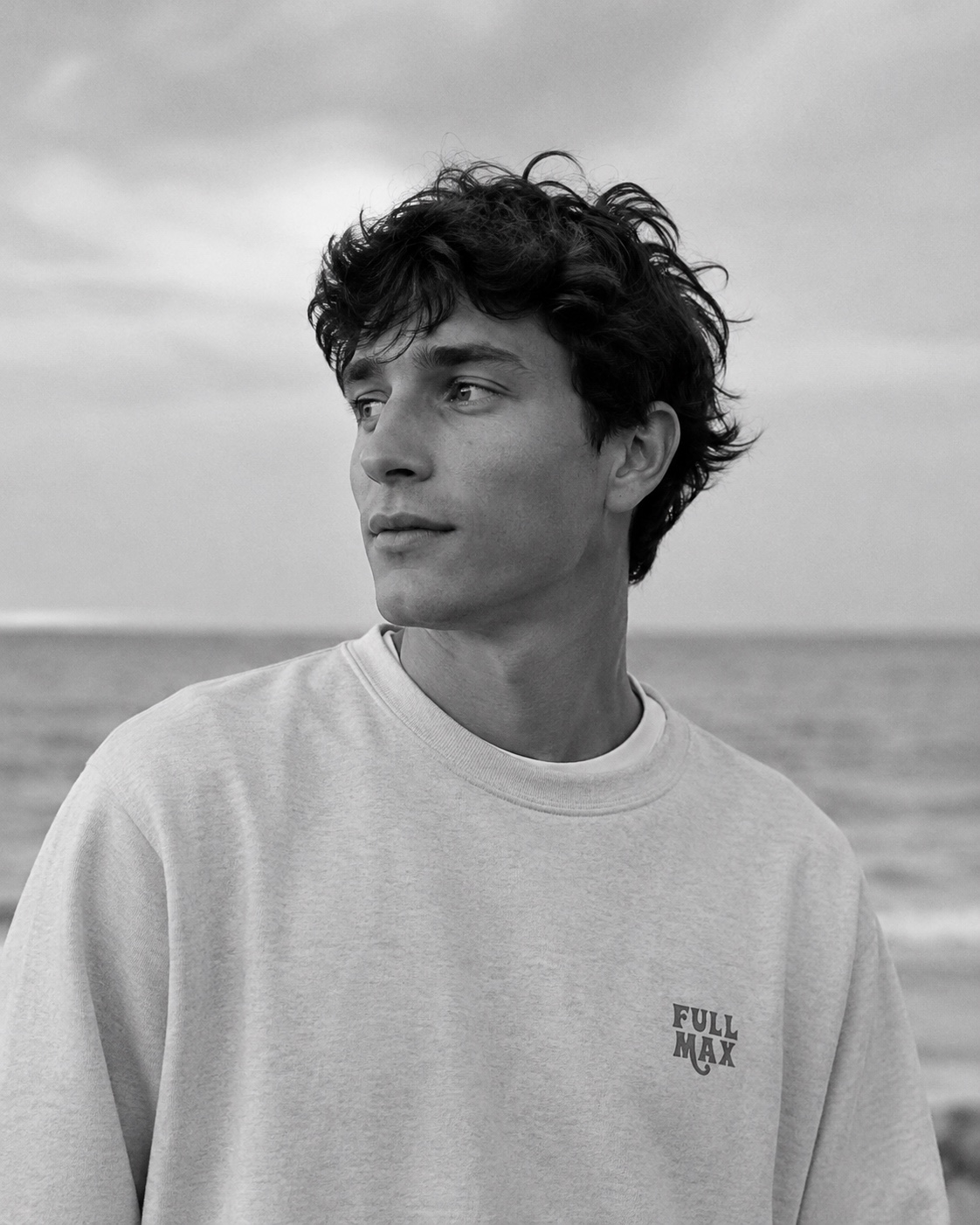 Portrait noir et blanc face à la mer