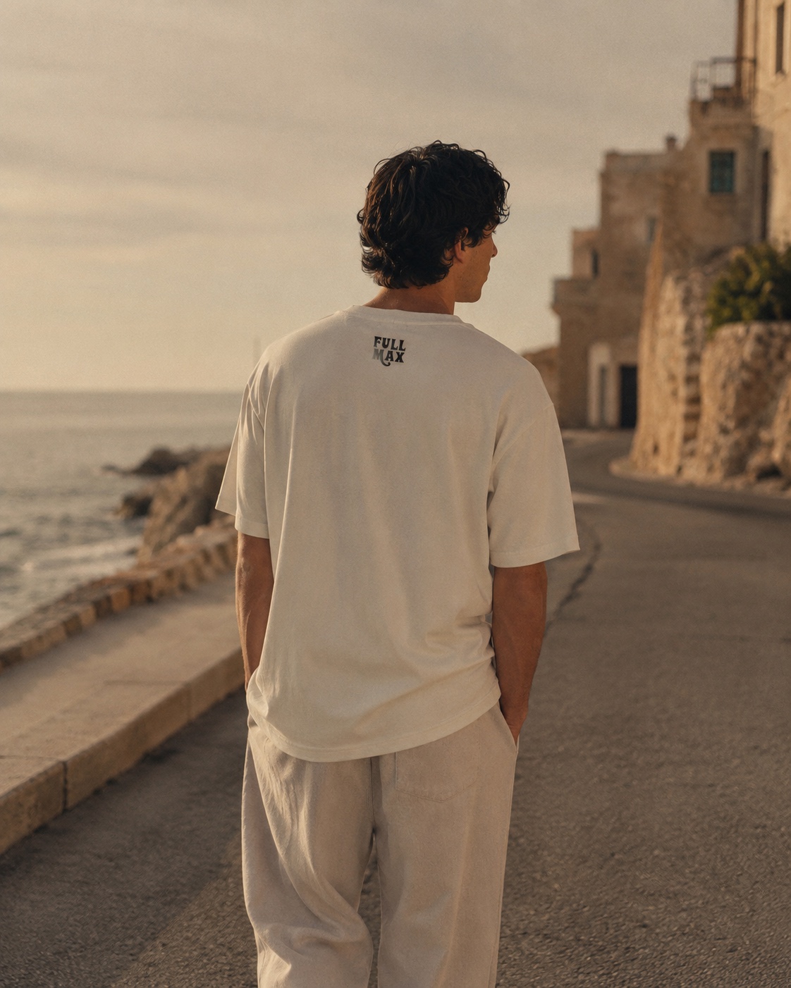 T-shirt Full Max porté de dos sur une route côtière